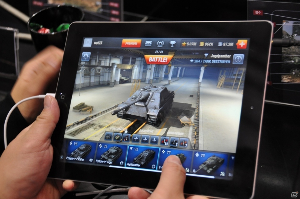 【G-STAR 2013】会場外にはリアルなジオラマでラジコン戦車が！？モバイルでも戦車道を極めろ！iOS/Android「World of Tanks Blitz」＆「World of Tanks Xbox 360 Edition」コーナーレポートの画像1