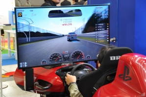 PS3「グランツーリスモ6」東京モーターショー2013に出展!体験コーナーでは最新ステアリングコントローラーを使ったテスト走行が可能の画像17