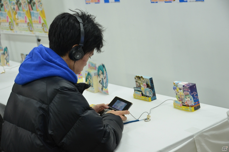 発売を迎えた3DS「初音ミク Project mirai 2」より大崎プロデューサー、高部ディレクターのコメントをお届け！ビッグエコーで展開中のコラボルームも紹介の画像2
