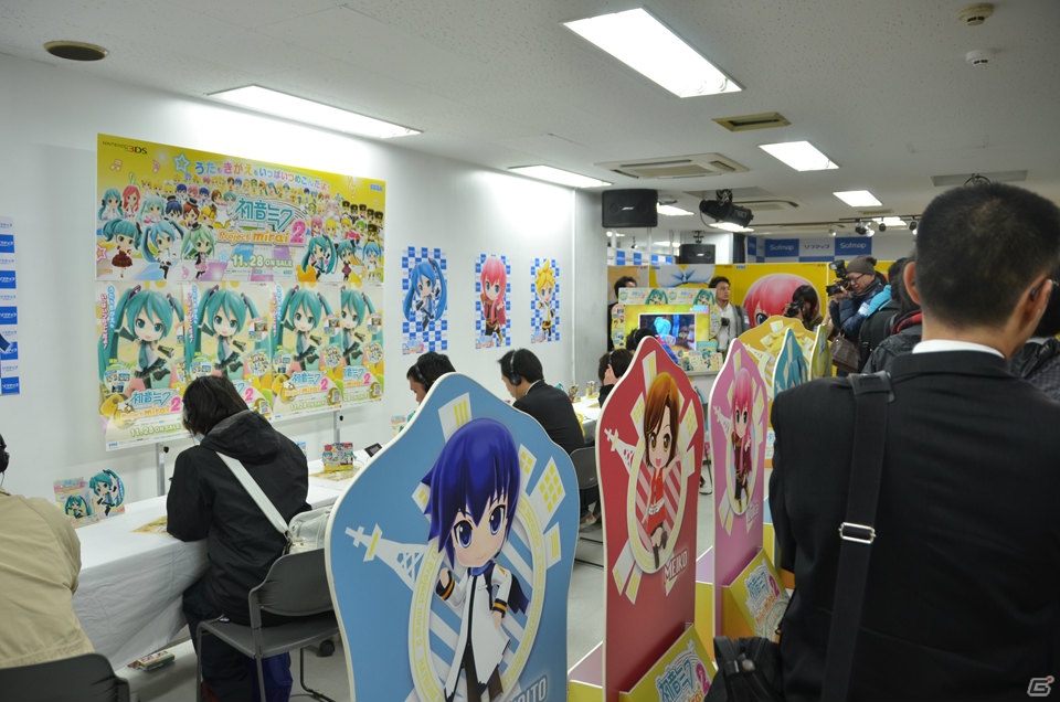 発売を迎えた3DS「初音ミク Project mirai 2」より大崎プロデューサー、高部ディレクターのコメントをお届け！ビッグエコーで展開中のコラボルームも紹介の画像3