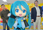 発売を迎えた3DS「初音ミク Project mirai 2」より大崎プロデューサー、高部ディレクターのコメントをお届け！ビッグエコーで展開中のコラボルームも紹介