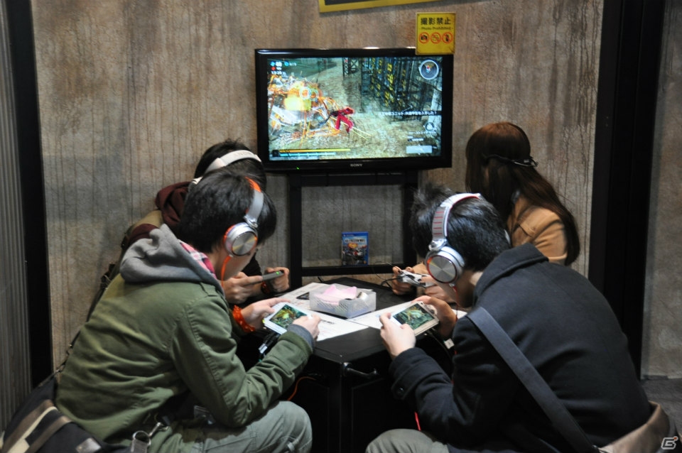 【ジャンプフェスタ2014】牢国都市「パノプティコン」をイメージした巨大ブースが登場！PS Vita「フリーダムウォーズ」マルチプレイを体験できたSCEブースをレポートの画像10