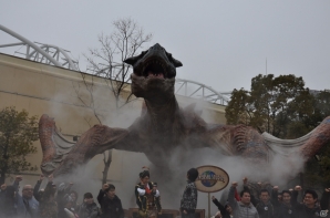 “高級耳栓”じゃ防げない！？ティガレックスの大咆哮に辻本プロデューサーも興奮！スターネコ装備のアイルーや自由すぎるミニ・ババコンガにも会える「モンスターハンター・ザ・リアル 2014」プレスプレビューレポートの画像18