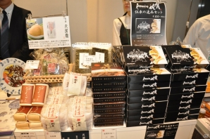 ダジャレから始まった夢のコラボ―小林智美氏が手がけた美麗な有田焼大皿や原画も展示！「ロマンシング 佐賀LOUNGE」内覧会レポの画像67