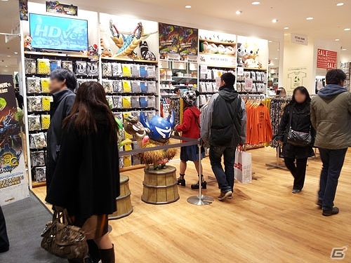 「モンスターハンター」10周年記念Tシャツがユニクロ店舗に6月9日より発売！DLC先行配信や展示情報も掲載の画像16