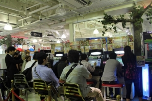 150人を超えるプレイヤーが列をなしたAC「BASEBALL HEROES 2014」のロケテストをレポートの画像22