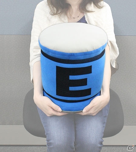「E缶」ビッグサイズクッションやユニークなデザインのICカードステッカーなど「ロックマン」シリーズのグッズを紹介の画像3