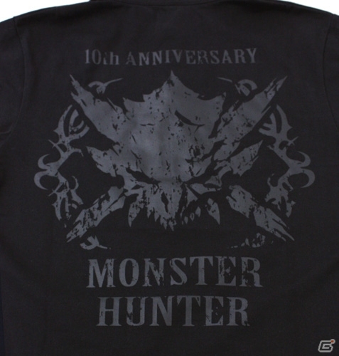 「モンスターハンター」プロデューサー・辻本良三氏が監修した10周年記念ポロシャツや涼しげなガラス製マグカップなどが登場の画像8