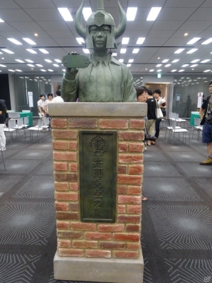会場の中央には、共闘先生の像が鎮座。