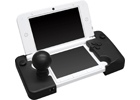 3DS LL本体でアーケードゲームの臨場感が楽しめるステック型アタッチメント「CYBER・アーケードスティック（3DS LL用）」が10月下旬に発売
