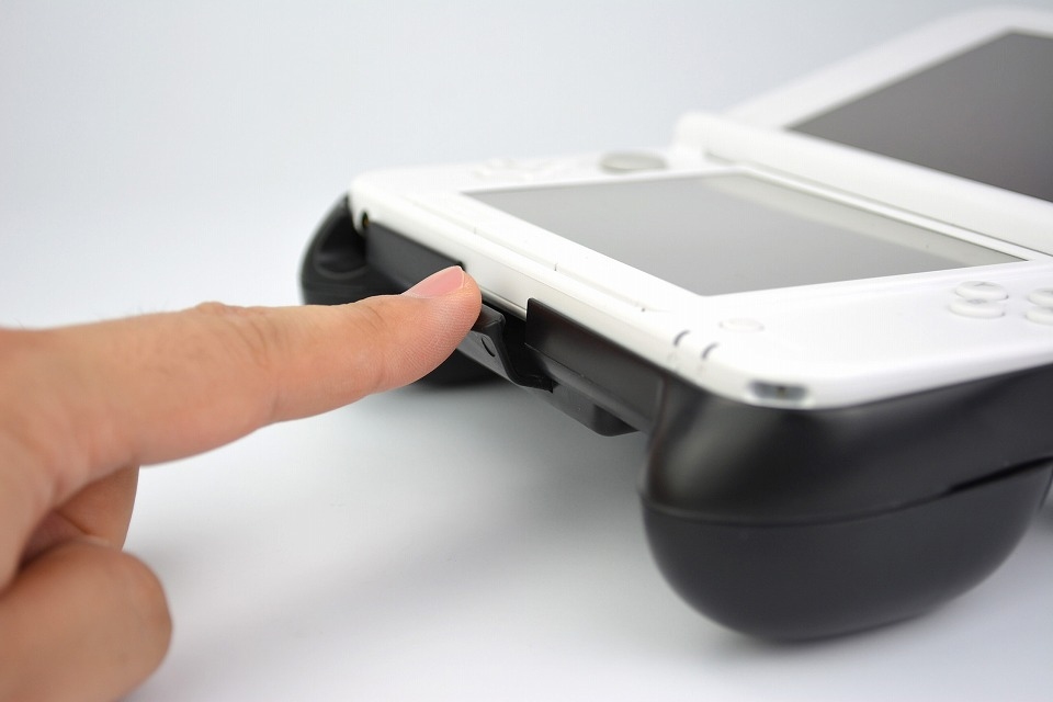 手の大きさに合わせて大きさが選べる―3DS LL用「ダブルグリップ3DLL」が8月21日に発売の画像6