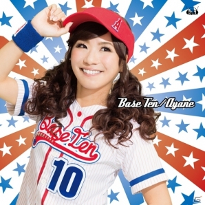 彩音さんの10周年記念アルバム「Base Ten」のジャケット写真が公開―タイトル由来の野球コスチュームを堂々披露の画像1