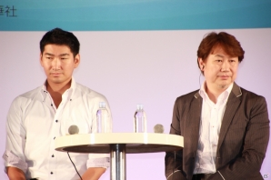 左からセガネットワークスの里見治紀氏と<br />バンダイナムコゲームスの浅沼誠氏