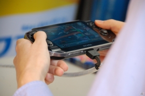 秋葉原で実施中のPS3/PS Vita「電撃文庫 FIGHTING CLIMAX」店頭体験会をレポート―制作裏話＆家庭用版の変更点も飛び出した開発陣からのコメントも掲載の画像4