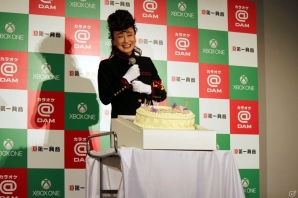 小林幸子さんがヤンキー制服姿で「One Night Carnival」を熱唱！？「カラオケ＠DAM×Xbox One」新製品発表会レポートの画像16