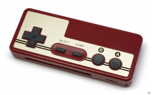 レトロゲームコントローラ型のモバイル充電バッテリー「レトコンバッテリー＆カードリーダー」が1月14日に発売の画像2