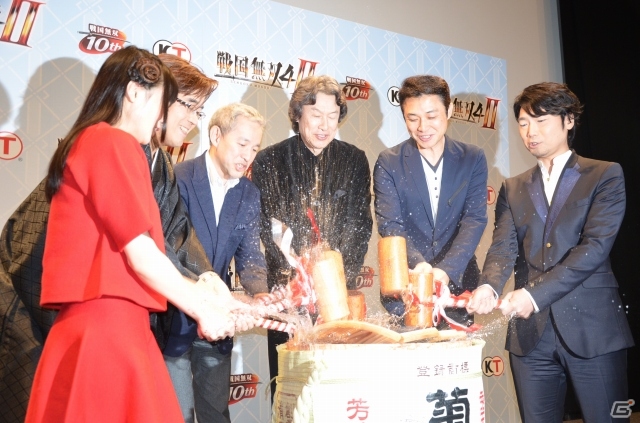「戦国無双4-II」完成発表会をレポート！小西克幸さん＆斉藤佑圭さんと共にライブ生中継から新年を祝した鏡開きまで！の画像79