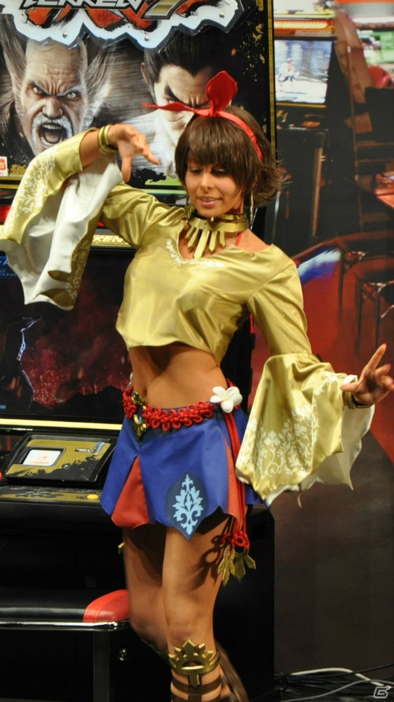 シャヒーンのコスプレをしたアメザリの平井さんが登場！？「鉄拳20周年プロモーションイベント第三弾」の模様をレポートの画像15