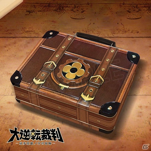 “大探偵ホームズ”愛用トランクの中身をチェック！3DS「大逆転裁判 -成歩堂龍ノ介の冒險-」イーカプコン限定版の開発チーム描き下ろしデザインが公開の画像1