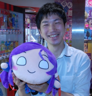 ラブライブ！ HJ寝そべりぬいぐるみ 東條希」を編集部の2人で取りに 