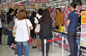 「戦国BASARA4 皇」発売記念店頭イベントをレポート！十年来のシリーズファンに感激した小林裕幸氏へのミニインタビューも掲載の画像2