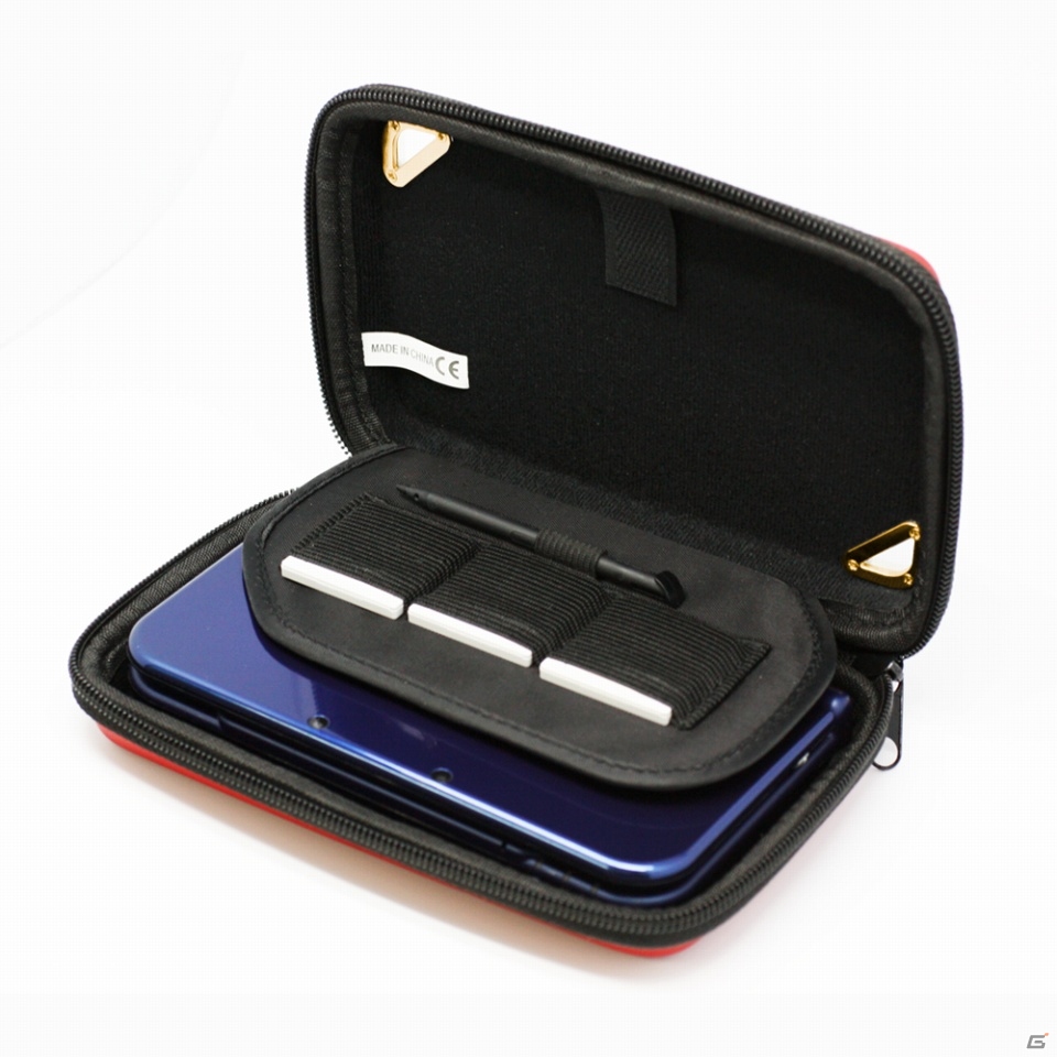 懐かしいコントローラ風デザインの「New3DS LL用 レトロフェイスおしらせポーチ」が8月12日に発売―収納したままお知らせランプが確認可能の画像2