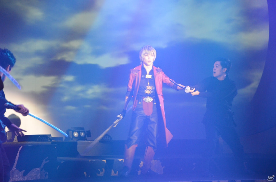 スタイリッシュな殺陣シーンに注目！舞台「戦国BASARA vs Devil May Cry」のゲネプロをレポートの画像14