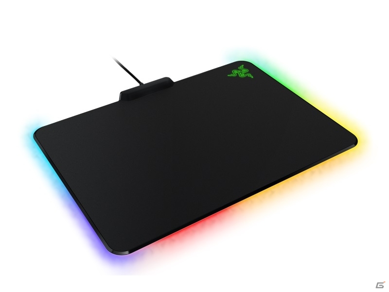 1680万色に光るライティング！ハードマウスパッド「Razer Firefly」が9月4日に発売の画像3