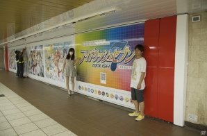 iOS/Android「アイドリッシュセブン」新宿駅構内“メトロプロムナード”にて限定缶バッジが張り付けられた全長約15メートルのポスターが掲示！の画像9