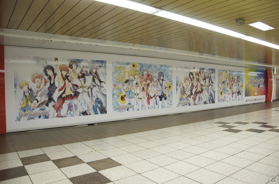 iOS/Android「アイドリッシュセブン」新宿駅構内“メトロプロムナード”にて限定缶バッジが張り付けられた全長約15メートルのポスターが掲示！の画像1