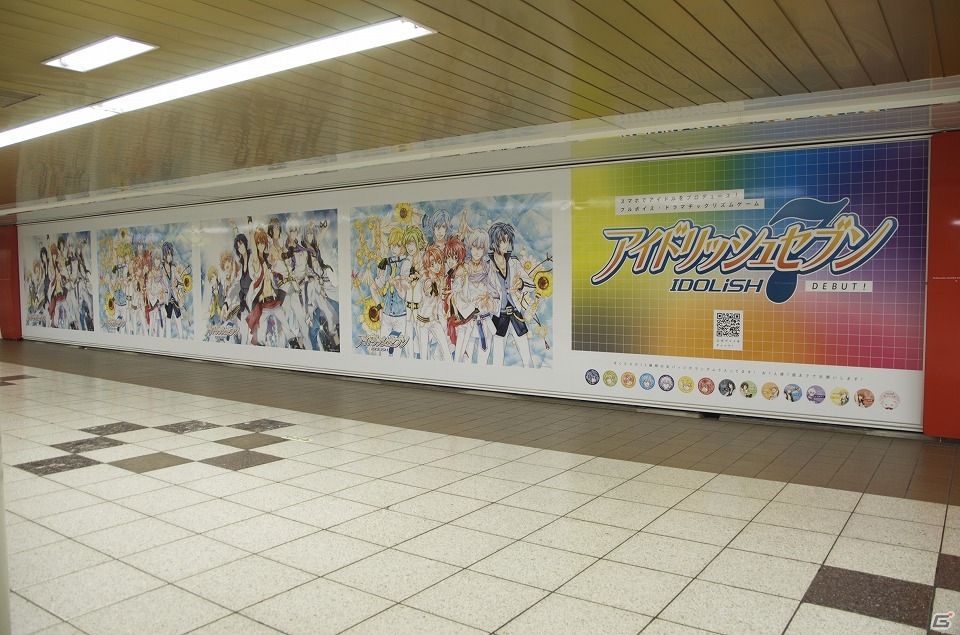 iOS/Android「アイドリッシュセブン」新宿駅構内“メトロプロムナード”にて限定缶バッジが張り付けられた全長約15メートルのポスターが掲示！の画像2