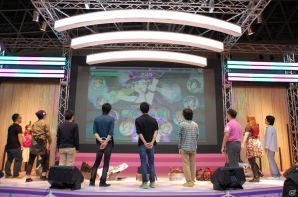 【TGS 2015】巨大ステージで「スクフェス」を9人同時にプレイ！アニメさながらのファイトステージで「ヴァンガードG」が遊べる「ブシロード」ブースをレポートの画像1