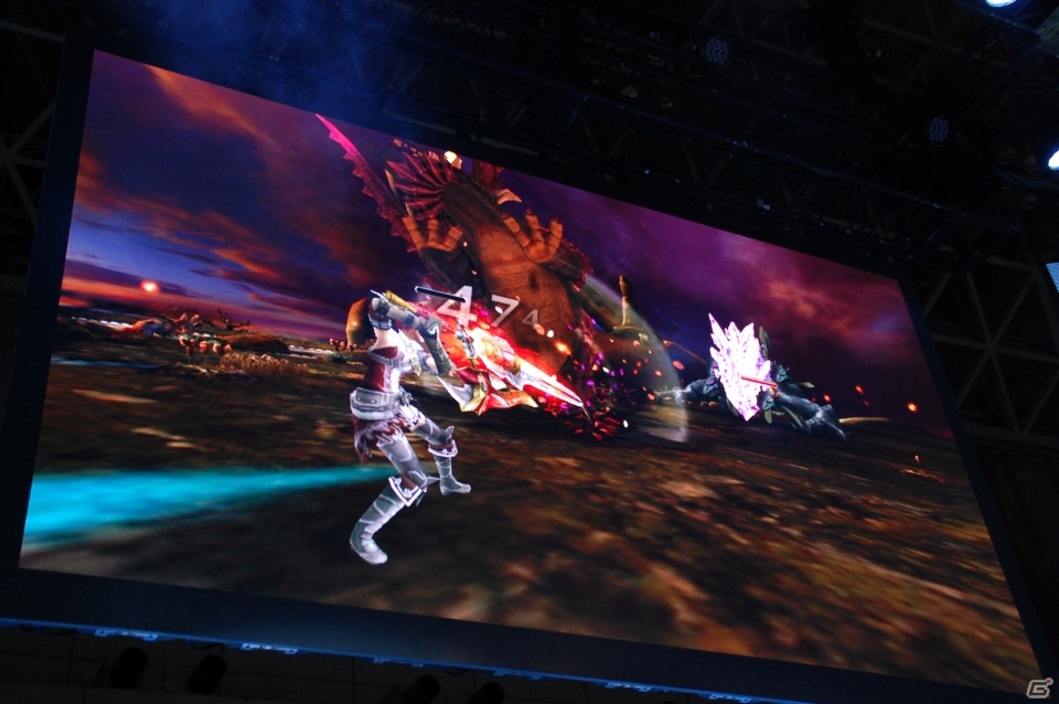 【TGS 2015】浅倉杏美“軍師”が自らのスマホで実機プレイ！内田真礼さんも登場した「ワールド エンド エクリプス」ステージをレポートの画像12