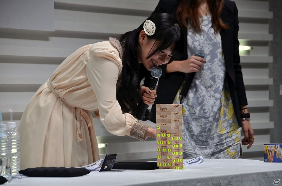 【TGS 2015】三澤紗千香さんによる実機プレイ映像が公開！来場者への直筆サイン色紙のプレゼントも行われた「ザクセスヘブン リベリオン」ステージの画像14