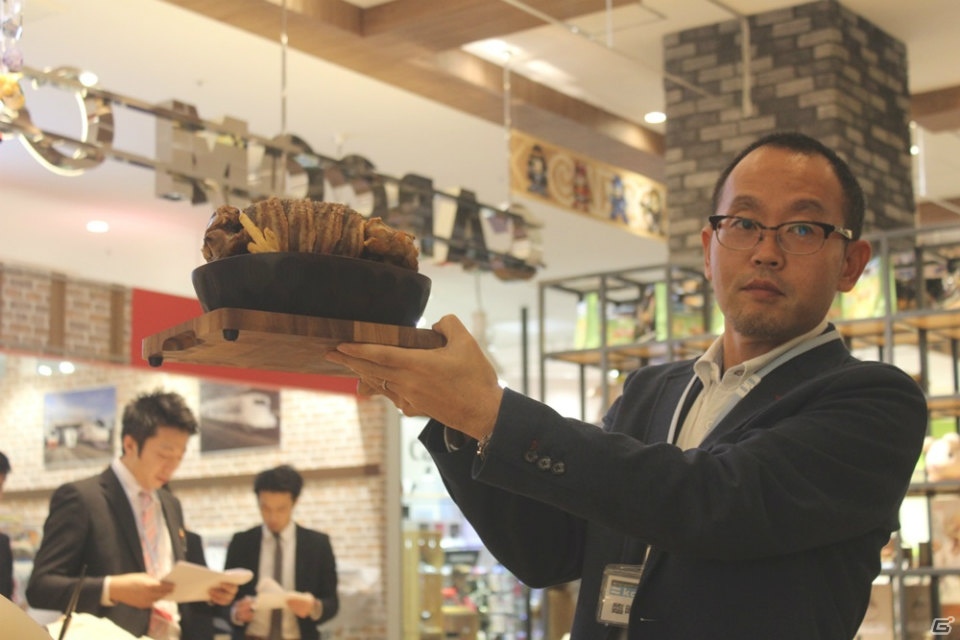 超巨大な「こんがり肉G」のインパクトは抜群！「カプコンカフェ」オープン記念イベント＆メディア向け試食会の模様をレポートの画像16