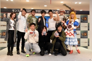 メインモンスターのヘッドバルーンが新宿に出現！井上聡さんと武井壮さんが駆けつけた3DS「モンスターハンタークロス」発売記念イベントの画像1