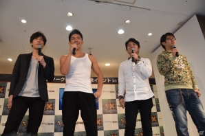 メインモンスターのヘッドバルーンが新宿に出現！井上聡さんと武井壮さんが駆けつけた3DS「モンスターハンタークロス」発売記念イベントの画像15