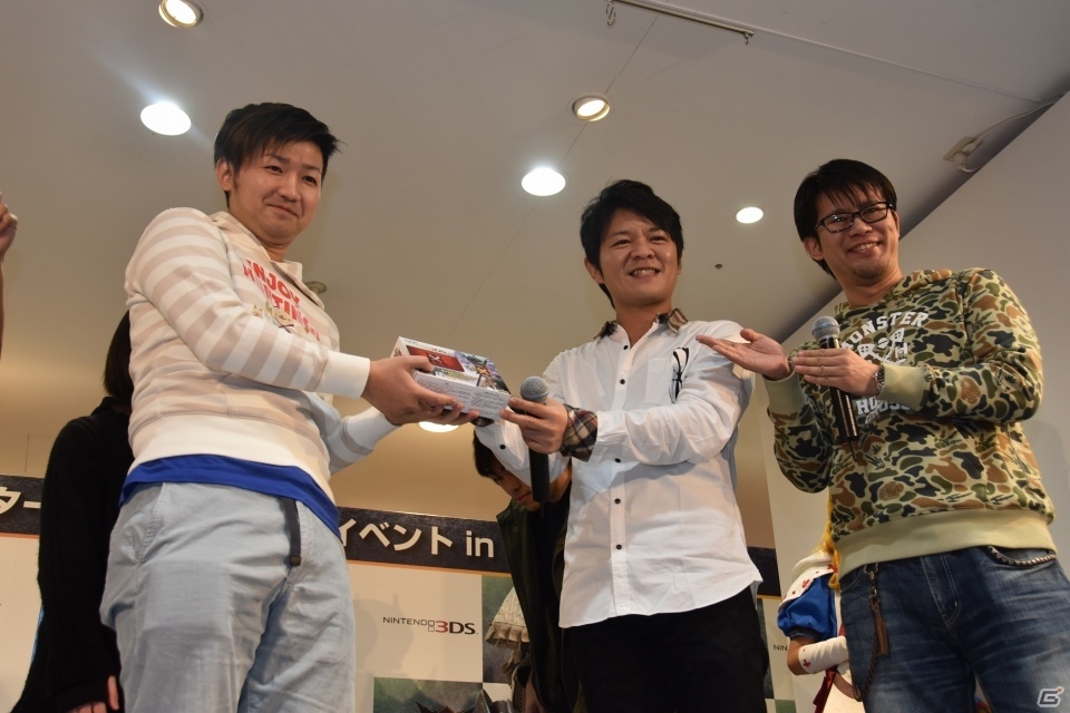 メインモンスターのヘッドバルーンが新宿に出現！井上聡さんと武井壮さんが駆けつけた3DS「モンスターハンタークロス」発売記念イベントの画像16