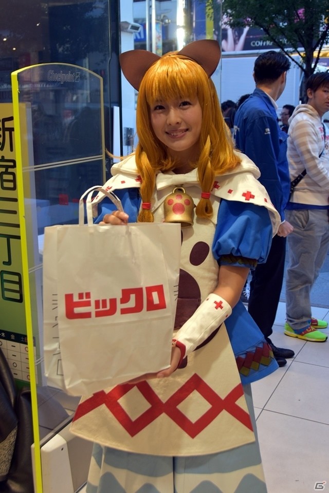 メインモンスターのヘッドバルーンが新宿に出現！井上聡さんと武井壮さんが駆けつけた3DS「モンスターハンタークロス」発売記念イベントの画像18