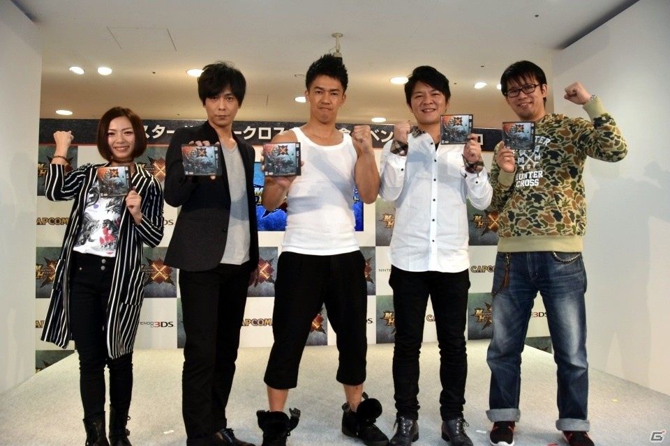 メインモンスターのヘッドバルーンが新宿に出現！井上聡さんと武井壮さんが駆けつけた3DS「モンスターハンタークロス」発売記念イベントの画像2