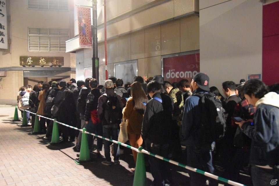 メインモンスターのヘッドバルーンが新宿に出現！井上聡さんと武井壮さんが駆けつけた3DS「モンスターハンタークロス」発売記念イベントの画像3