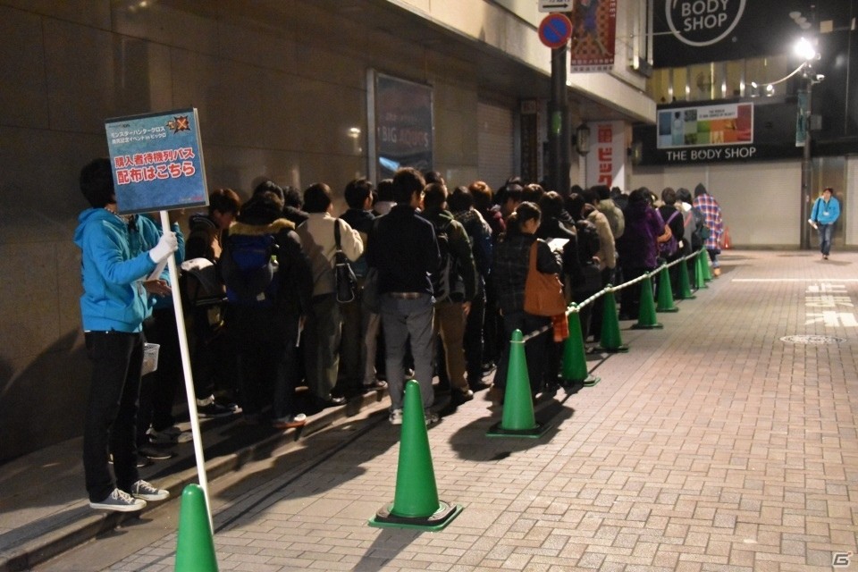 メインモンスターのヘッドバルーンが新宿に出現！井上聡さんと武井壮さんが駆けつけた3DS「モンスターハンタークロス」発売記念イベントの画像4
