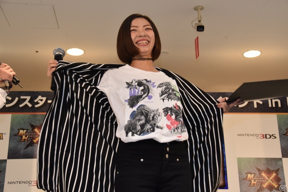 メインモンスターのヘッドバルーンが新宿に出現！井上聡さんと武井壮さんが駆けつけた3DS「モンスターハンタークロス」発売記念イベントの画像6
