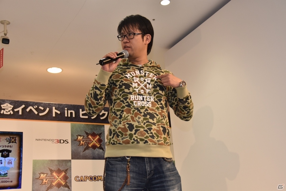 メインモンスターのヘッドバルーンが新宿に出現！井上聡さんと武井壮さんが駆けつけた3DS「モンスターハンタークロス」発売記念イベントの画像7