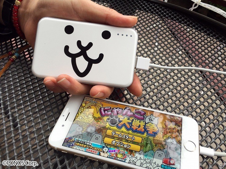 「にゃんこ大戦争」ネコと狂乱のネコをデザインしたモバイルバッテリーが本日より先行販売開始！の画像1