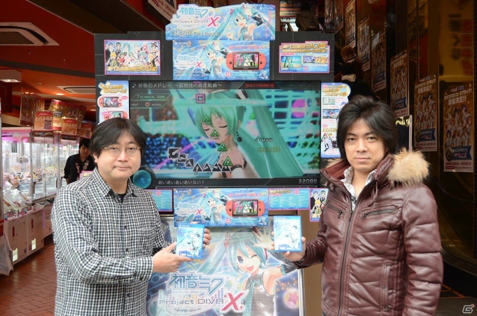 PS Vita「初音ミク -Project DIVA- X」発売記念抽選会が開催―林プロデューサー、大坪ディレクターへのショートインタビューも掲載