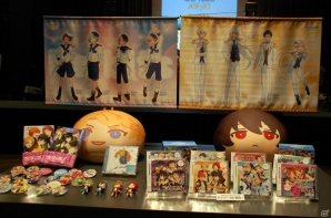 会場に飾られたメディアミックス商品