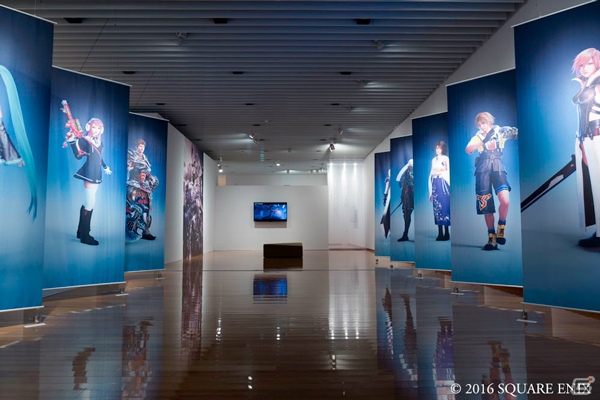 企画展「Works of VISUAL WORKS ―デジタルアートの最先端―」の来館者に「スクスト」のキャラクターシールが配布決定！の画像3