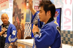 江城元秀氏(右)