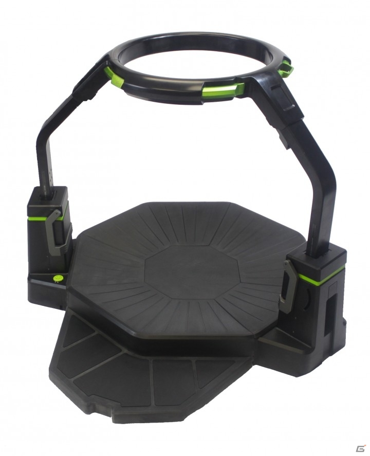 ゲーム内を歩いているような操作感が得られる歩行型VRデバイス「Virtuix Omni」が国内販売決定の画像1
